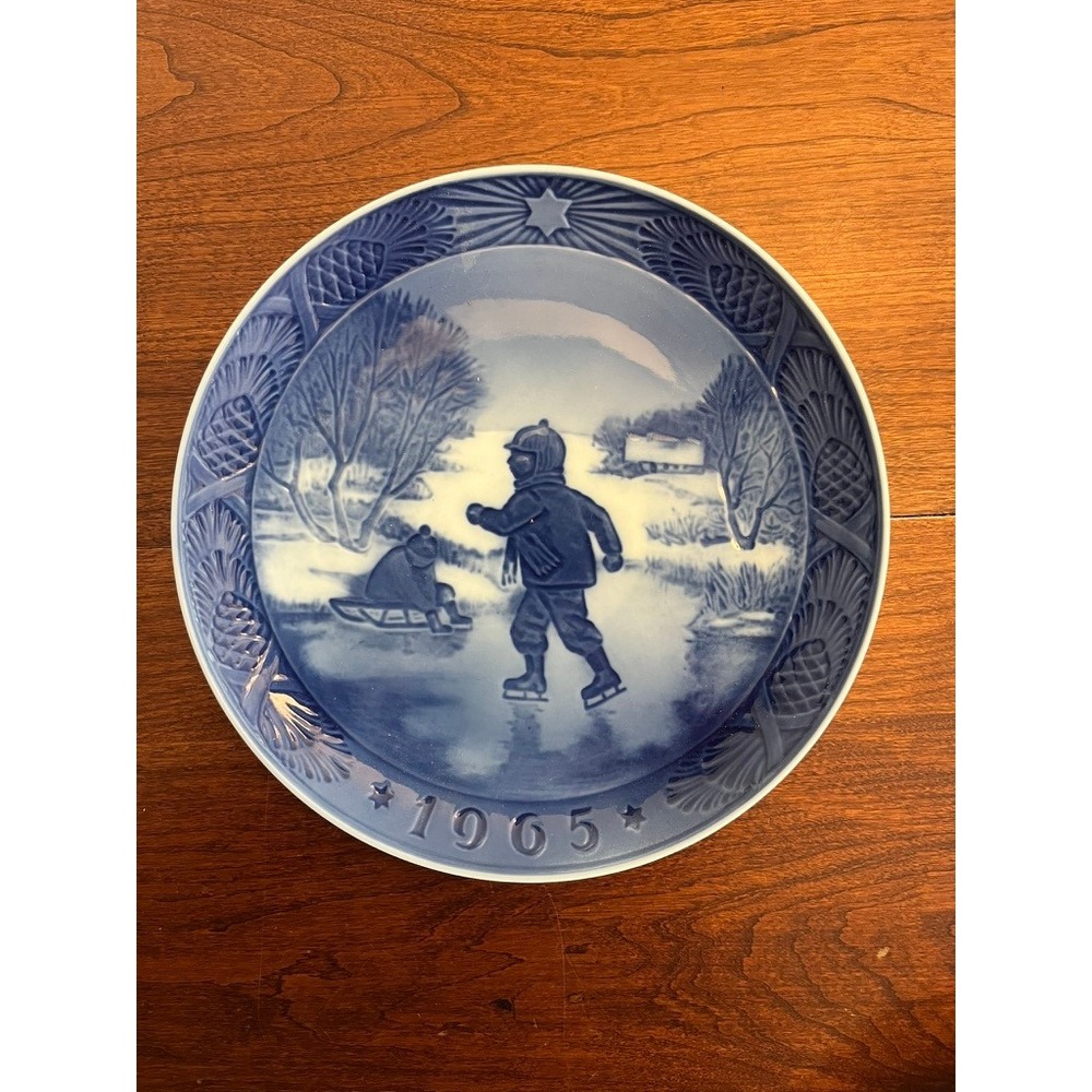 1965 Vintage Royal‎ Copenhagen Christmas 7" Plate, "Little Skaters"